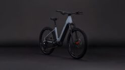 Alternative view of REACTION HYBRID RACE 800